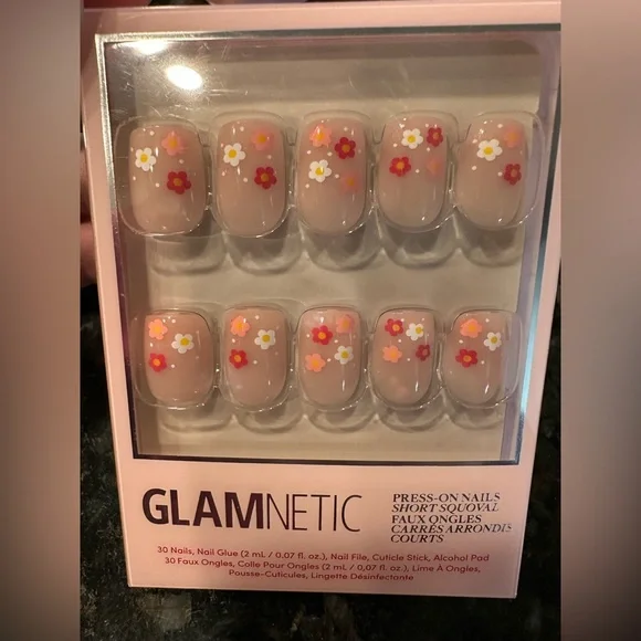 Glamnetic Nails - Pretty Bloom - Picture 1 of 4
